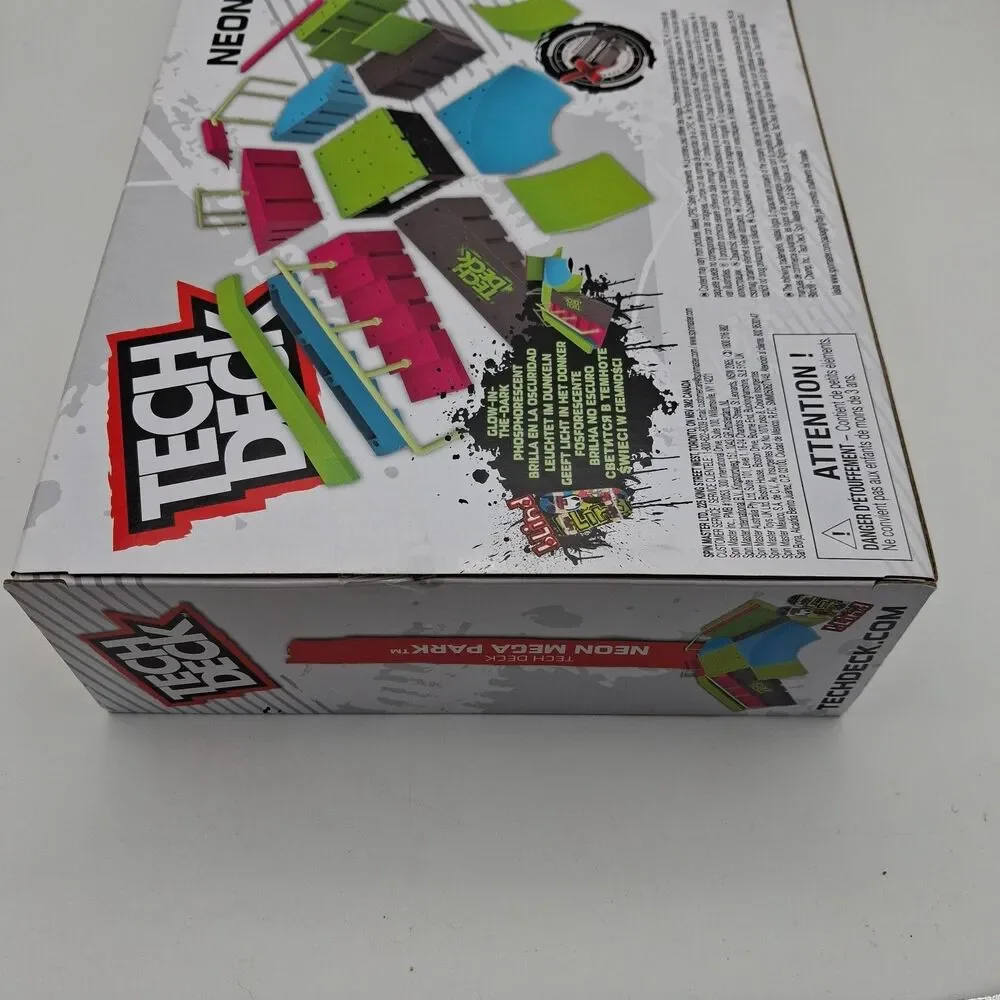New TECH DECK Neon Mega Park Glow in Dark Set 2 Fingerboards 4 Bonus Trick Cards